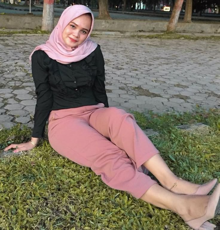 Pin oleh MuhammadAlex di Bahan Coli | Gaya hijab, Wanita berlekuk ...