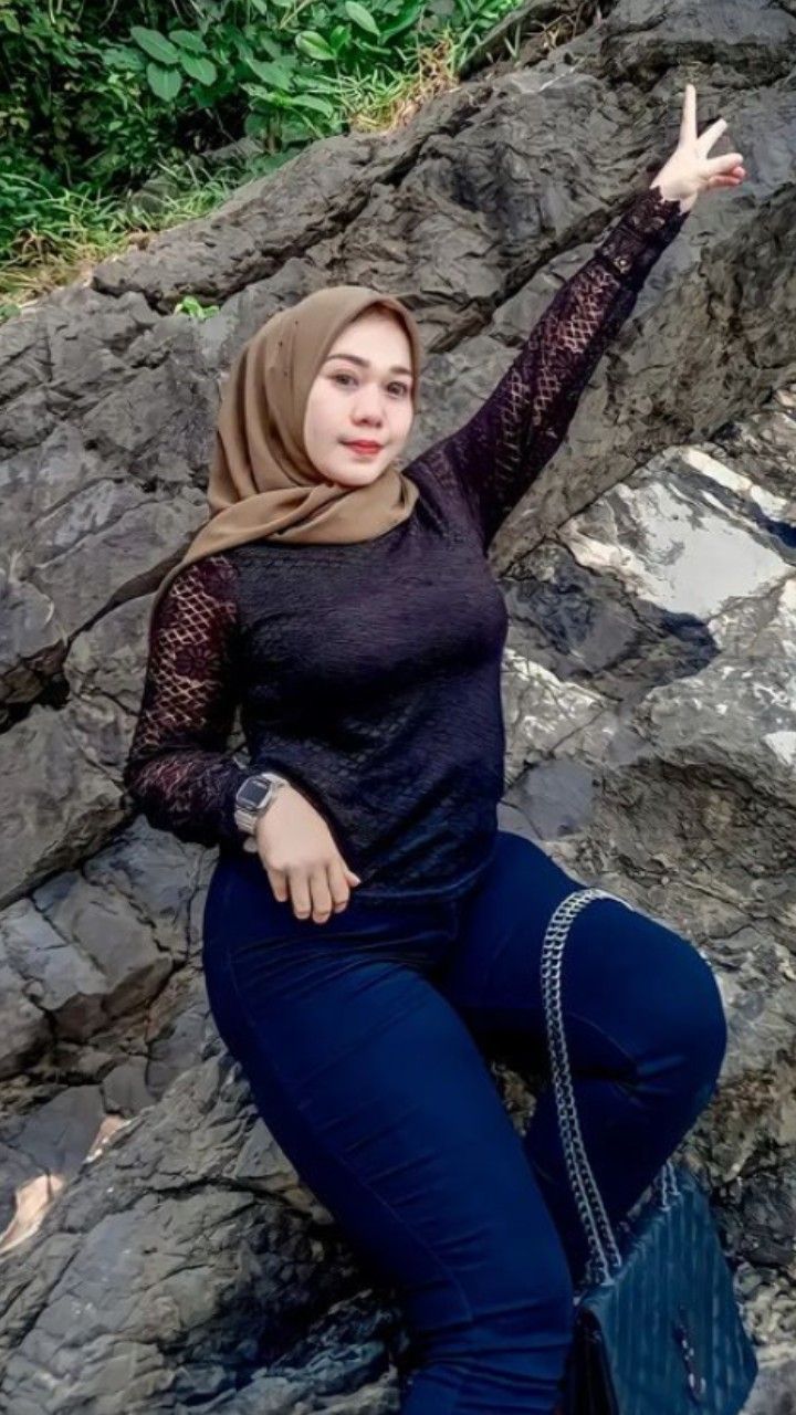 Pin oleh Dika Dika di Bahan coli | Gaya hijab, Mode wanita, Perempuan