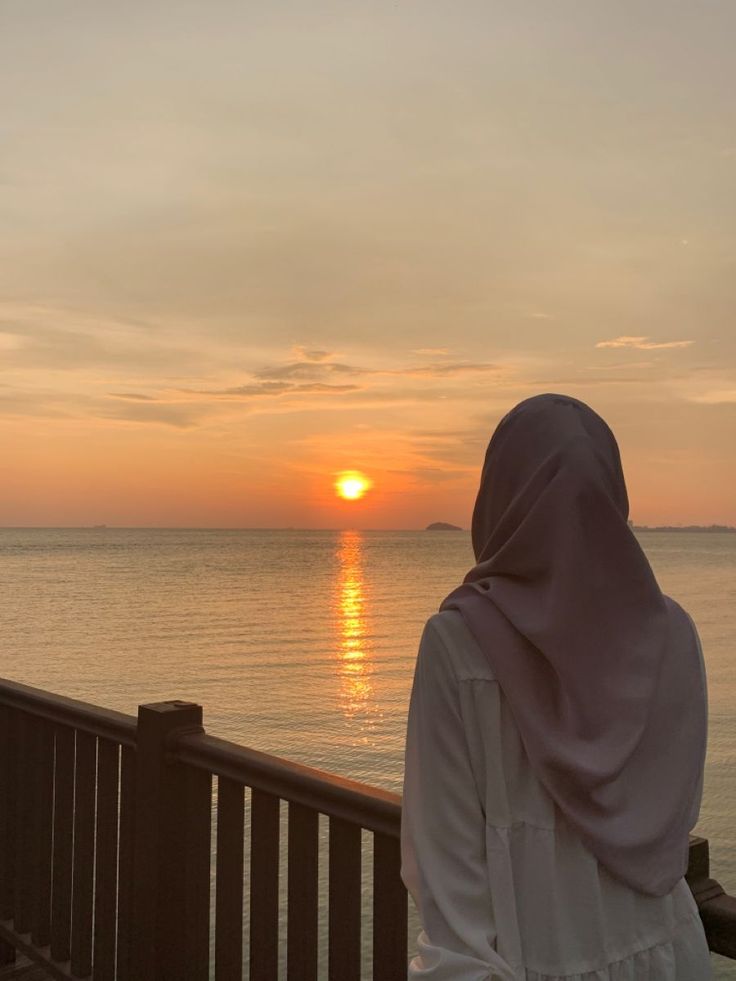 Cewek Berhijab Estetik Hari Senja Pinggir Pantai in 2023 | Inspirasi ...