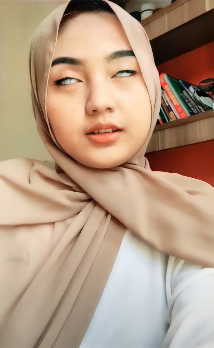 Pin di jilbab kebablasan | Gadis berjilbab, Kecantikan, Wanita