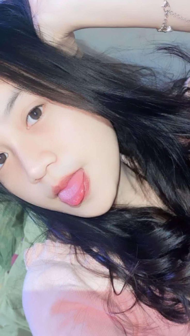 Cewek cantik aesthetic | Gaun dengan belahan, Pap tengtop, Gambar lama