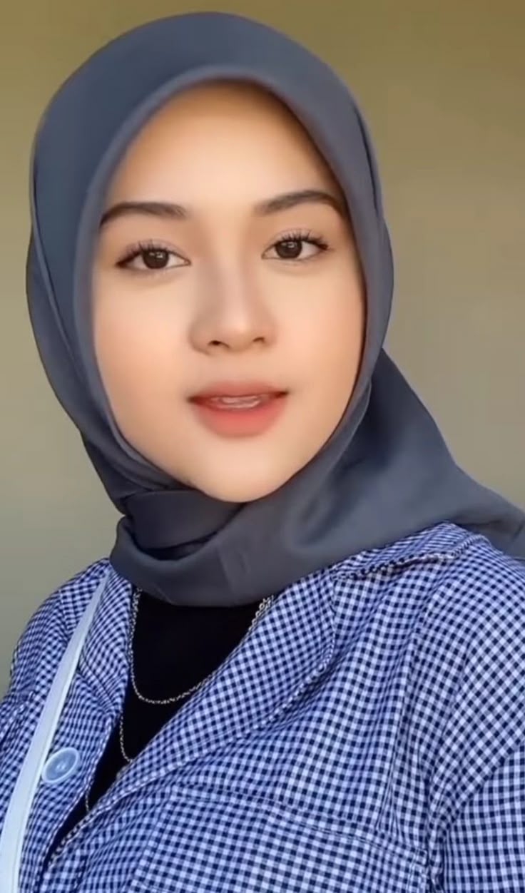 Pin oleh Luis Alfonso Hinostroza di chicas con hijab | Kecantikan ...