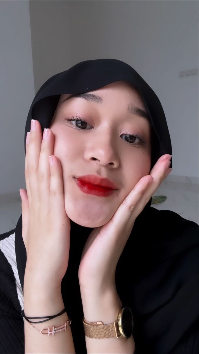Pin oleh cukcuk di Simpan Cepat | Gaya hijab, Orang cantik, Wajah gadis