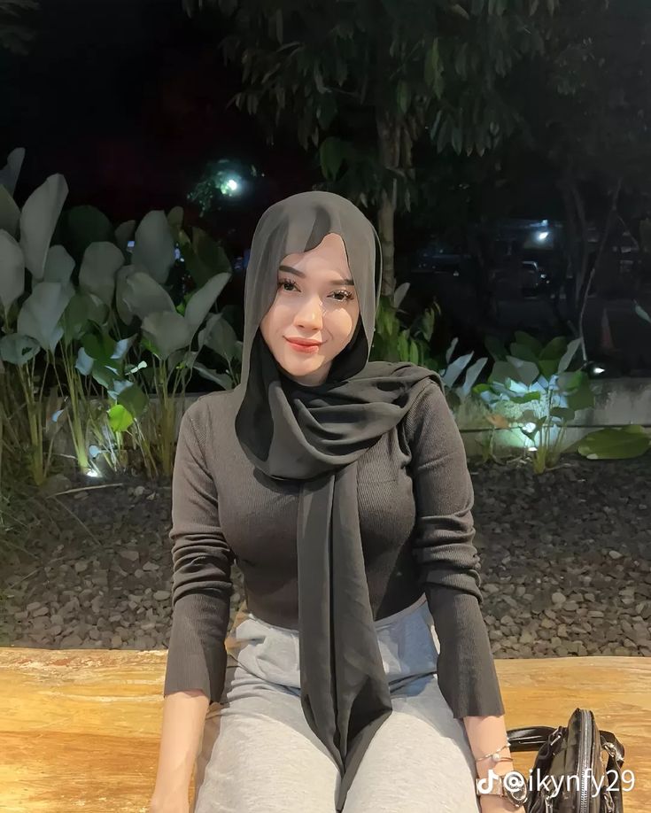 Referensi wajah | Pelakon wanita, Baju rajutan, Hijab cantik