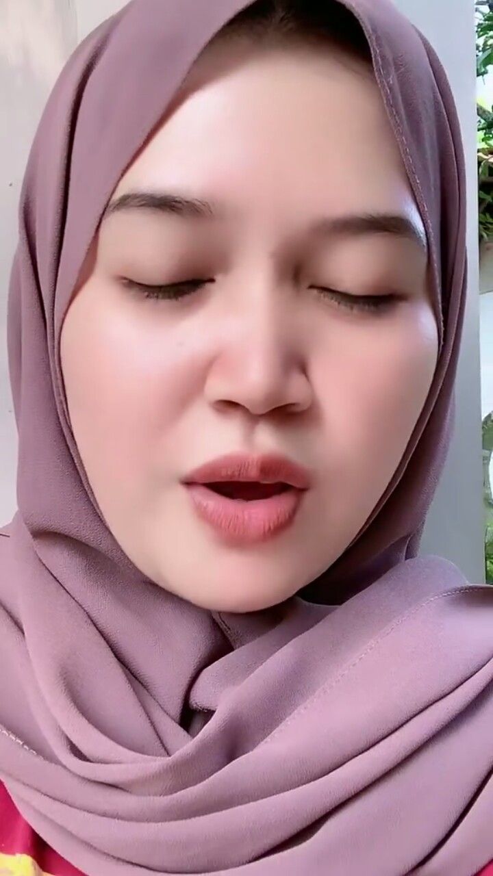 Pakaian pelayan | Referensi wajah, Model rambut sedang, Hijab cantik