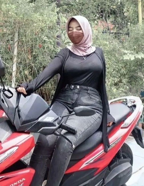 Pin oleh Andrean Coenglist di Yang Saya Simpan | Gaya hijab, Wanita ...