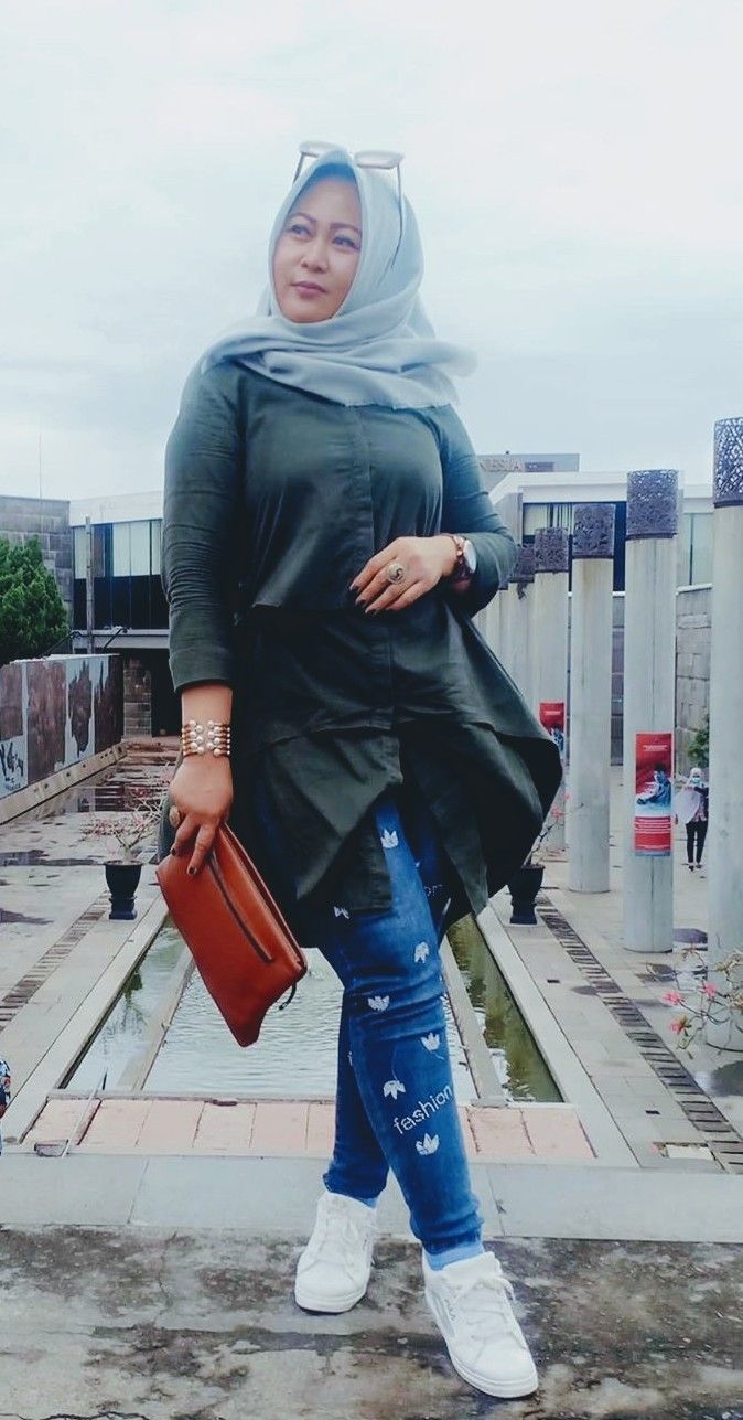 Pin oleh Dika Dika di Bahan coli | Wanita berlekuk, Wanita, Jilbab cantik