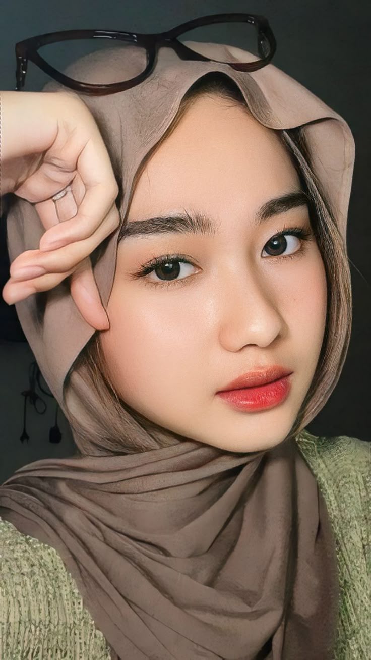 Wanita tato | Jubah wanita, Gadis berjilbab, Wajah gadis