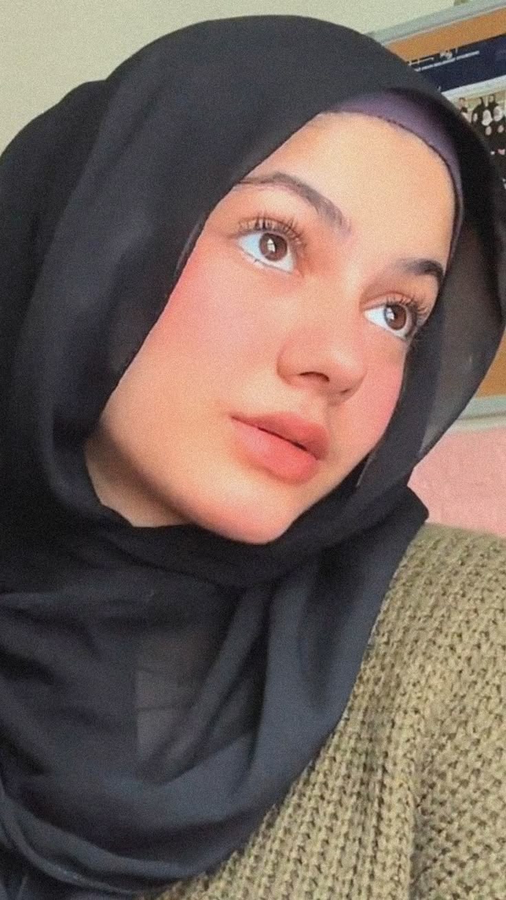 Pin oleh cukcuk di Beautiful hijab | Orang cantik, Pose, Ide berpose