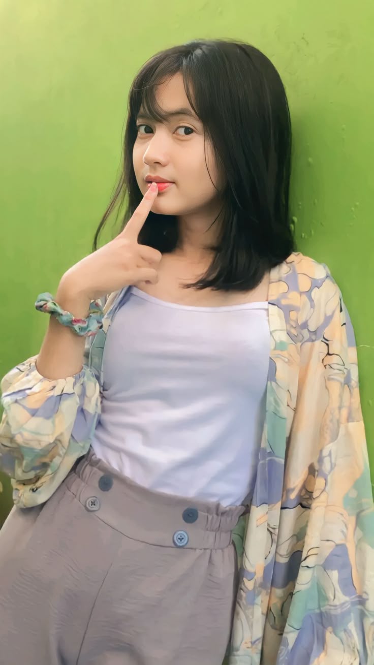 foto cewe aesthetic | Cute girl with glasses, Girl hijab, Beautiful ...