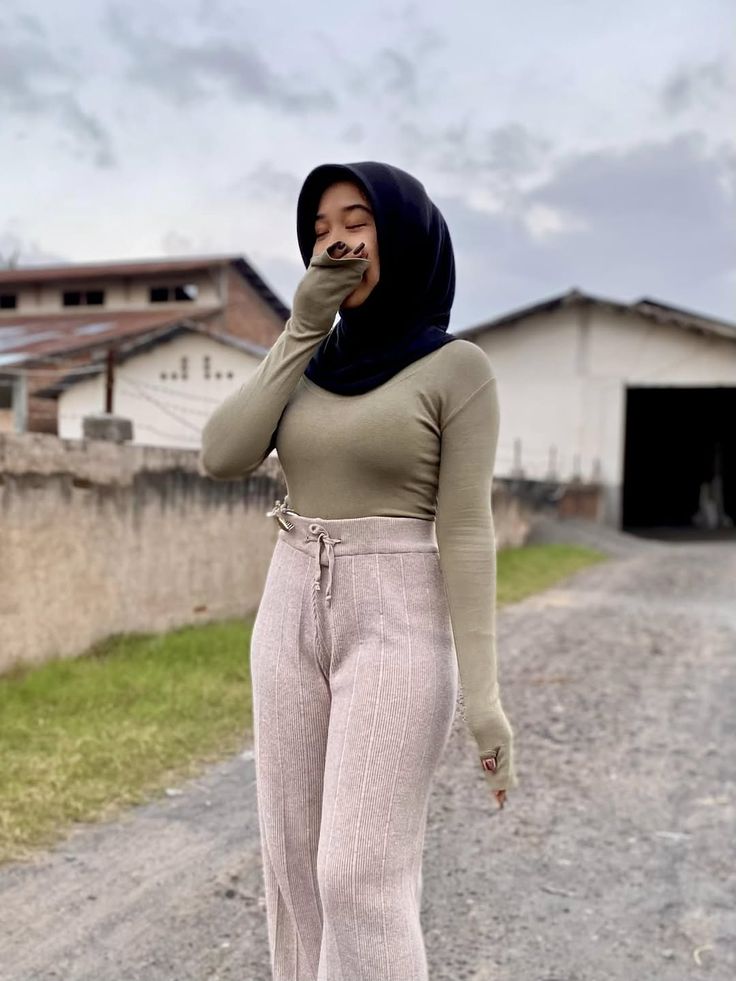Ceker babat | Asupan bahan crt, Celana pendek putih, Jilbab cantik