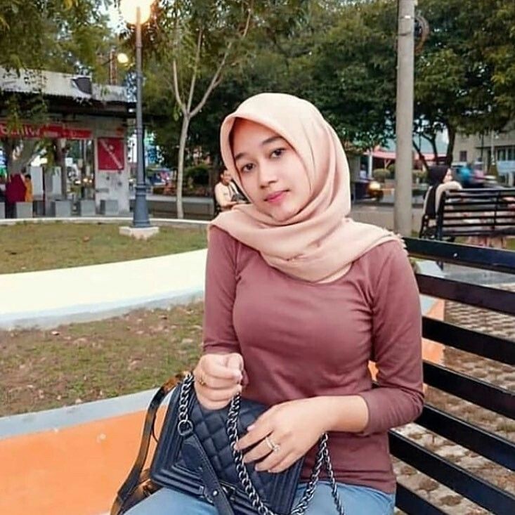 Pin oleh Dika Dika di Bahan coli | Hijab chic, Casual hijab outfit ...