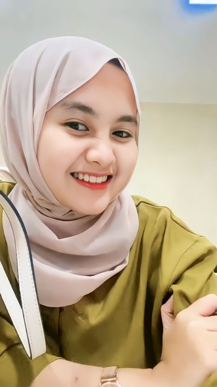 potret wanita Beautiful Hijab, Girl Hijab, Muslim, Prom Dresses, Poses ...