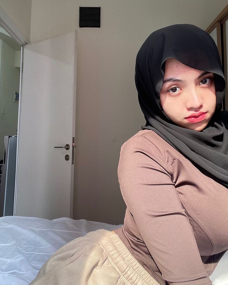 Jilbab tobrut | Tato paha wanita, Pemain bola wanita, Muka wanita