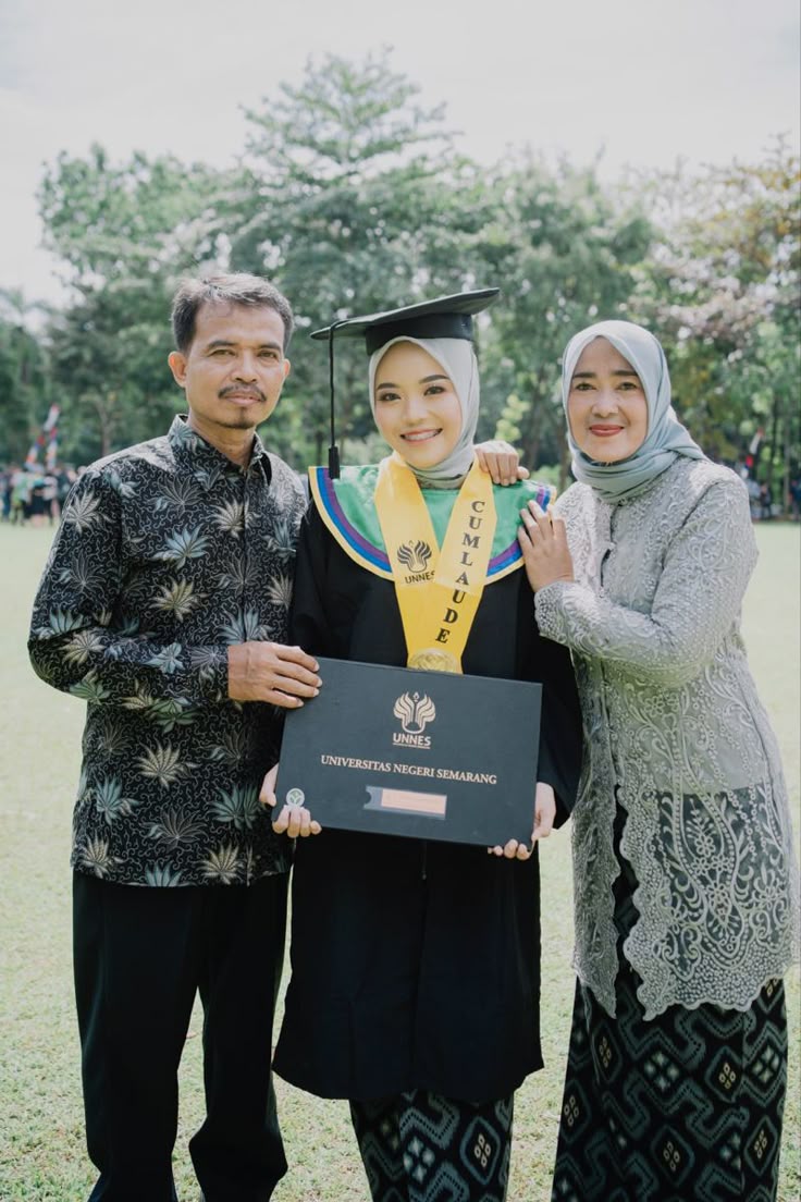 Referensi gaya foto wisuda keluarga | Pose fotografi wanita, Pemotretan ...