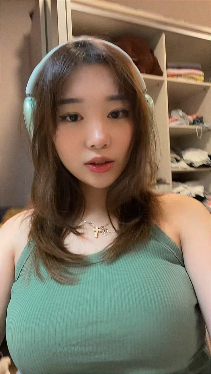 Asupan bahan crt | Rambut estetika, Gaya rambut gadis, Gadis-gadis cantik