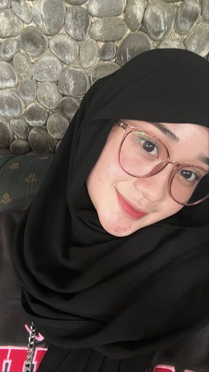 Pin oleh cukcuk di Taniaa | Wanita, Wanita berlekuk, Gaya hijab