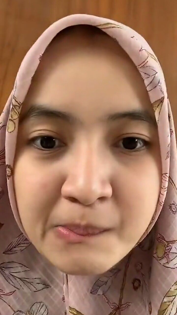 Gaun dengan belahan | Gadis berjilbab, Jilbab cantik, Muka enak