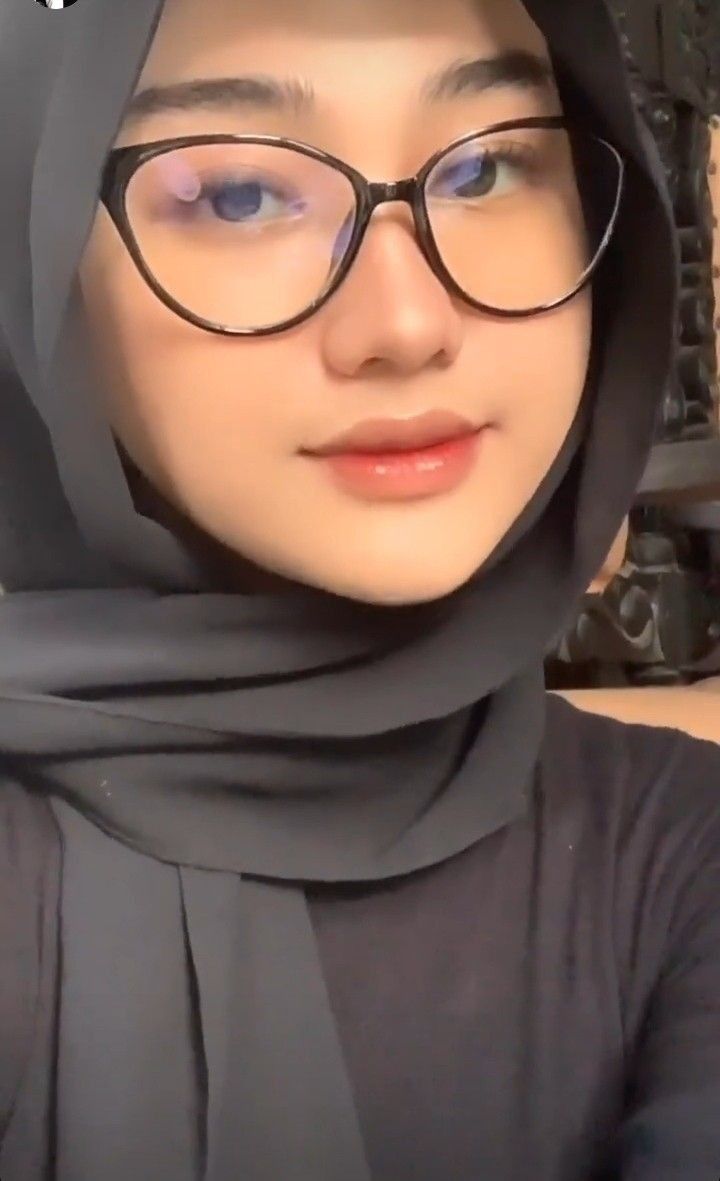 Pin oleh Queenyzrln di selft | Gaya rambut dengan poni, Kecantikan ...