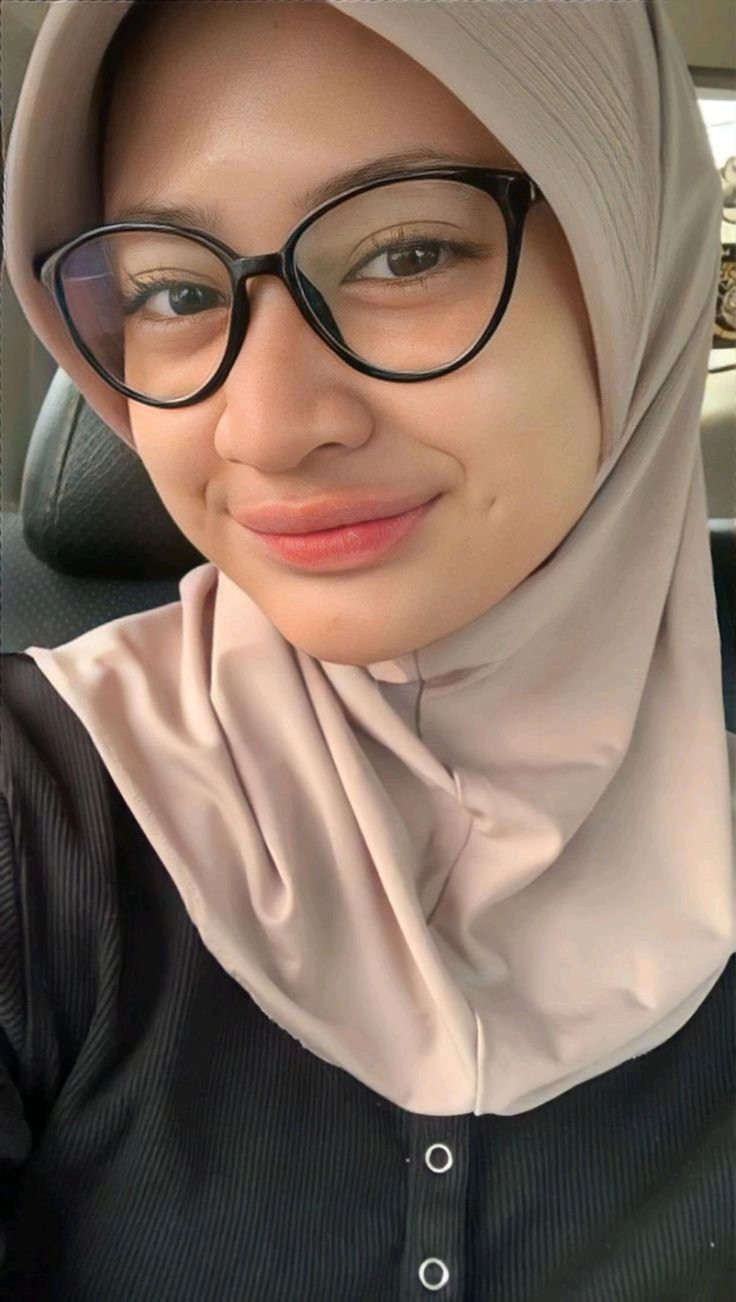 Pin oleh Cantiqa di Pin oleh Anda | Referensi wajah, Gaya hijab, Kecantikan