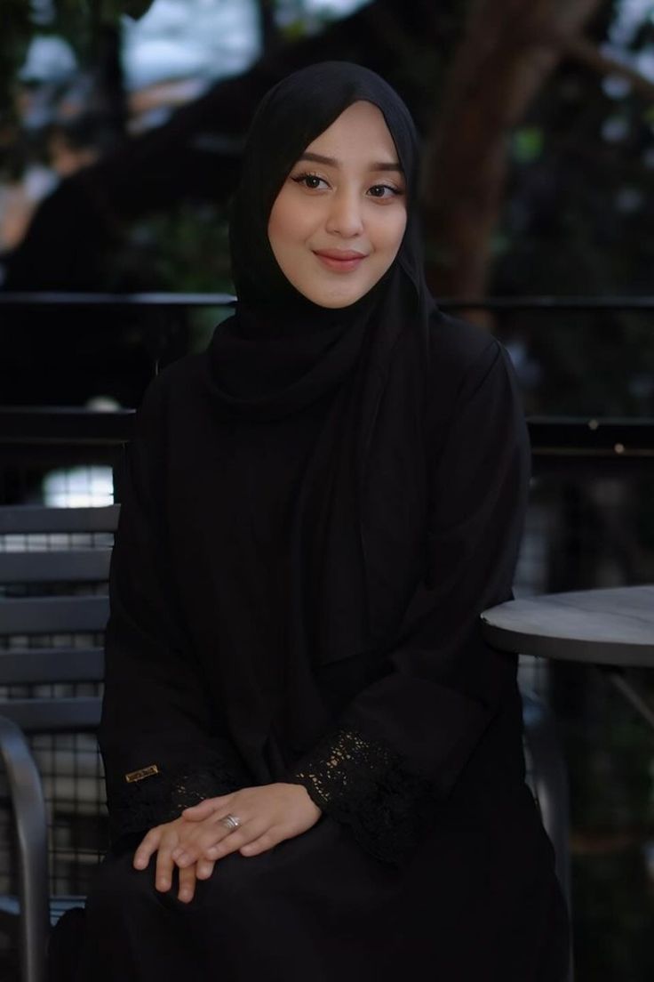 Gadis berjilbab | Wajah gadis, Kerudung, Atasan